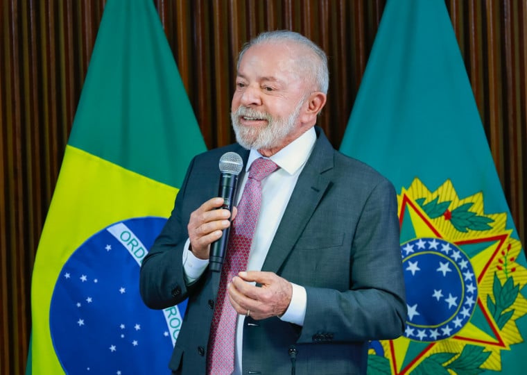 "A mulher já conquistou o mercado de trabalho fora, mas o homem ainda não conquistou a cozinha", disse Lula