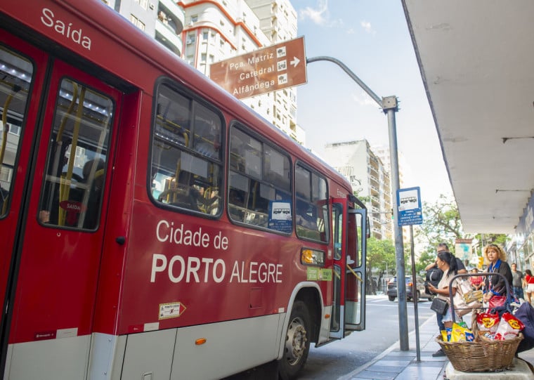 O projeto ainda prevê que as empresas de transporte público coletivo deverão, periodicamente, disponibilizar dados e informações referentes aos casos de importunação sexual, abuso e violência contra a mulher registrados nos veículos