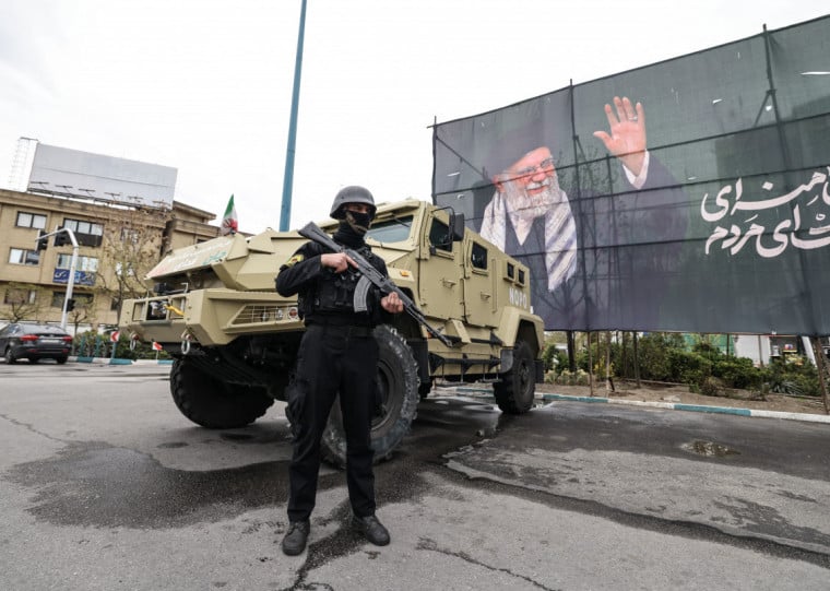 Pezeshkian reiterou que o Ir&atilde; tem direito &agrave; leg&iacute;tima defesa e acusou pa&iacute;ses vizinhos de permitirem o uso de bases americanas para ataques