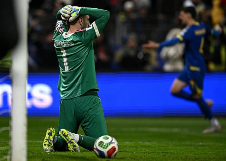 Empate com expulsão e derrota nos pênaltis selam desclassificação italiana
 