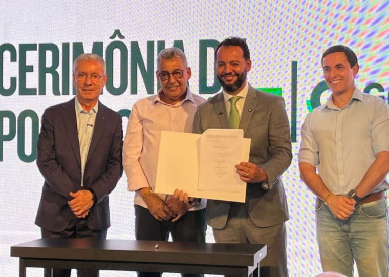 Douglas Martello, prefeito de Alvorada (3º da esq. à dir.), presidirá a entidade durante o biênio 2026-2027