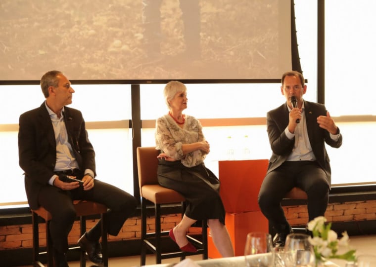 Luis Fernando Batistela (E), Andreea Pal e Cleomar Prunzel falaram sobre os desafios e oportunidades do Estado