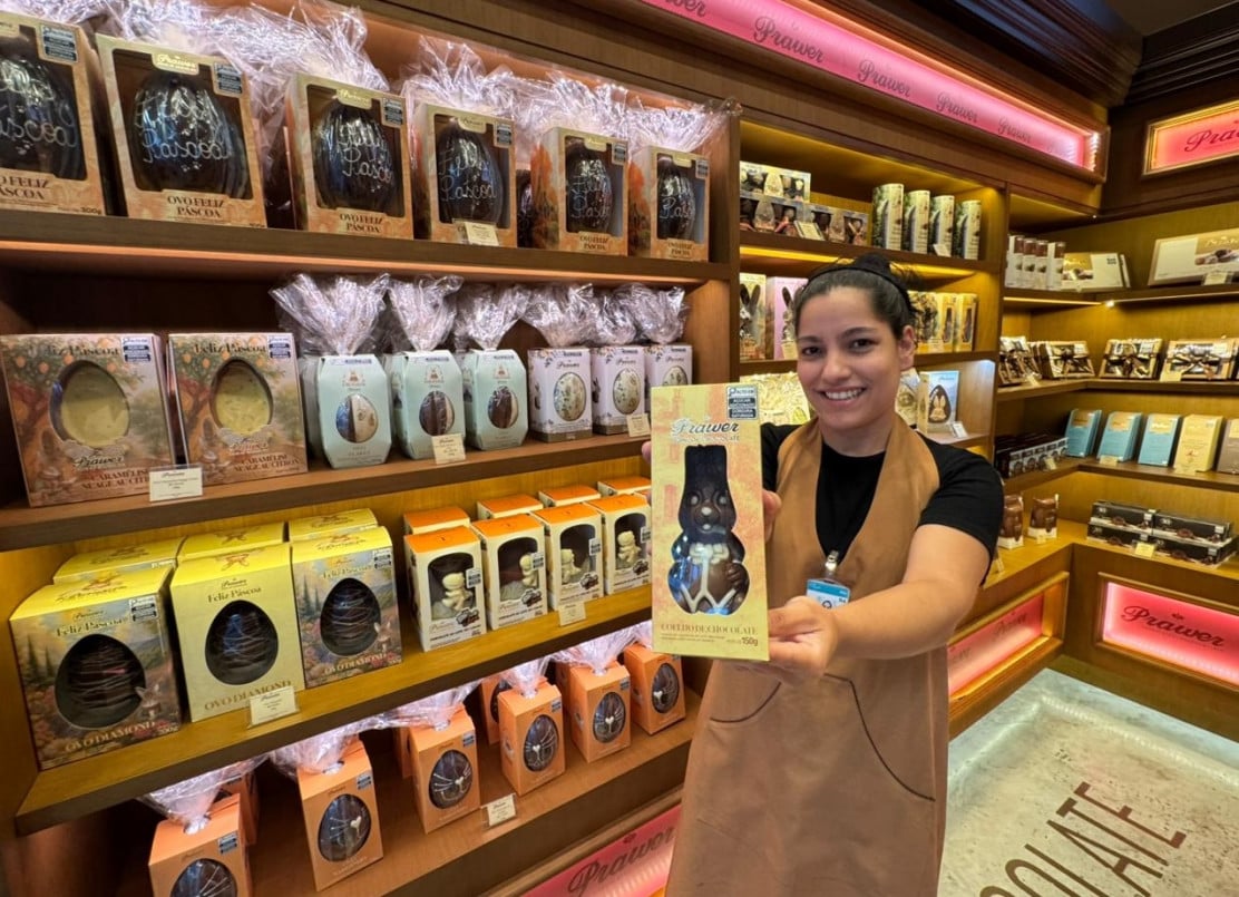 Cássia diz que coelhinho é um dos mais procurados e espera fluxo até o fim de semana | PATRÍCIA COMUNELLO/ESPECIAL/JC