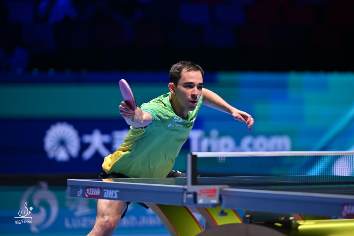 Calderano sofre, vence Karlsson, e mantém vivo o sonho do bi na Copa do Mundo de Tênis de Mesa