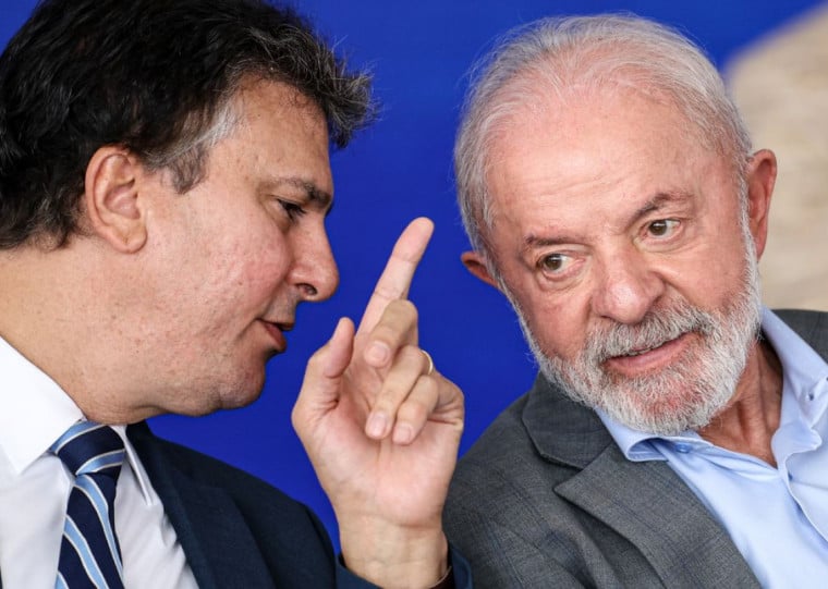 Camilo Santana, ministro da Educação, e o presidente Lula participaram da cerimônia de sanção da lei