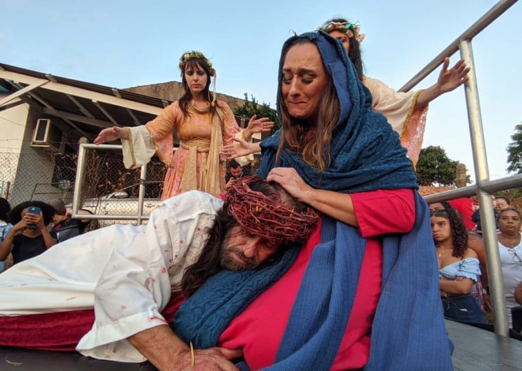 Encenação acompanha vida pública de Jesus, desde o batismo até a morte e ressurreição
