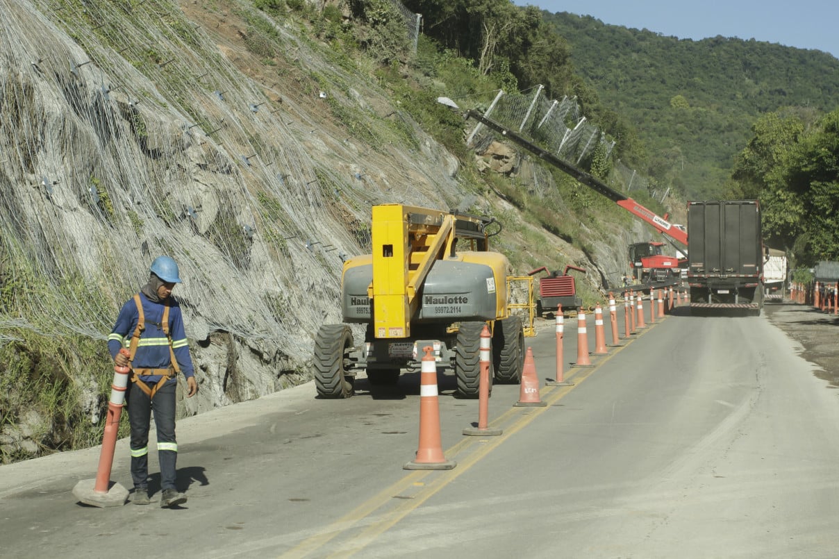 Sistema "pare e siga" é mantido ao longo do trecho de obras rodovia BR-470, na Serra Gaúcha | EVANDRO OLIVEIRA/JC