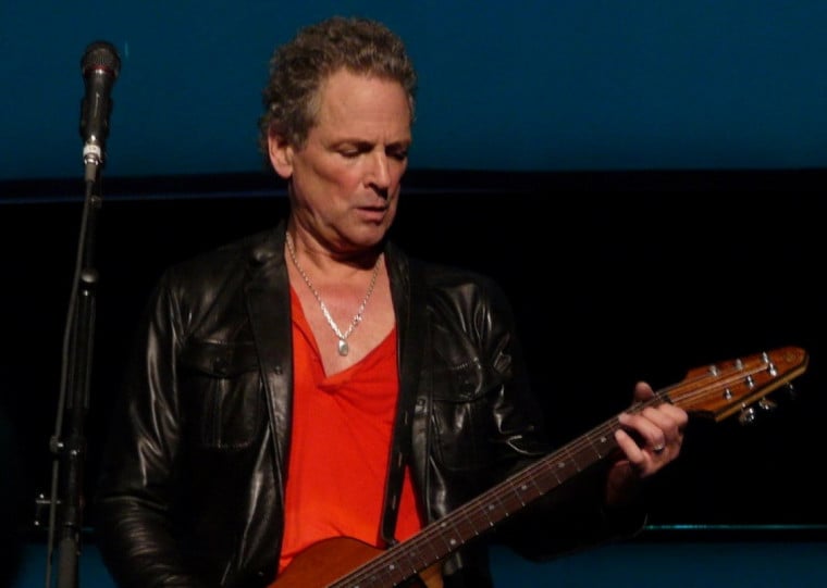Lindsey Buckingham foi atingido com l&iacute;quido por poss&iacute;vel perseguidora, mas n&atilde;o se feriu