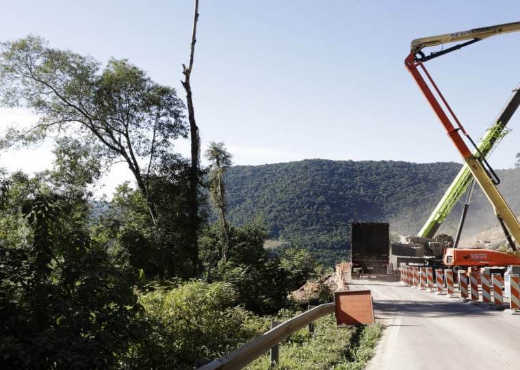 Em vários trechos das obras de recuperação da rovodia BR-470, apenas uma pista está liberada, como neste trecho junto ao Rio das Antas