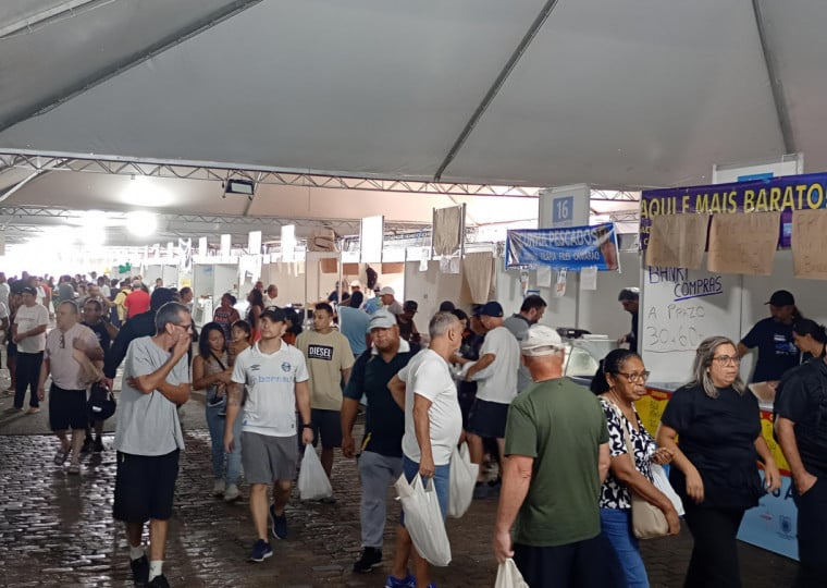 Os corredores estavam cheios e consumidores em busca de peixes, como til&aacute;pia, merluza, tainha e camar&atilde;o