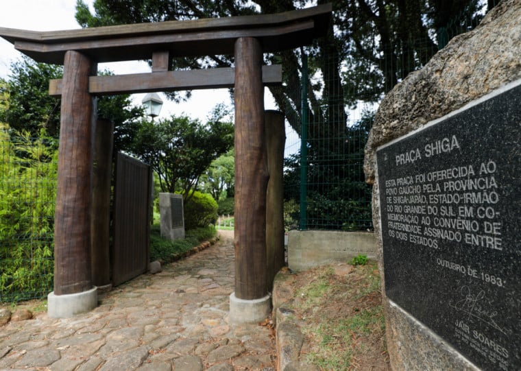 Praça fica localizada na esquina das avenidas Cristóvão Colombo e Plínio Brasil Milano, no bairro Passo da Areia,