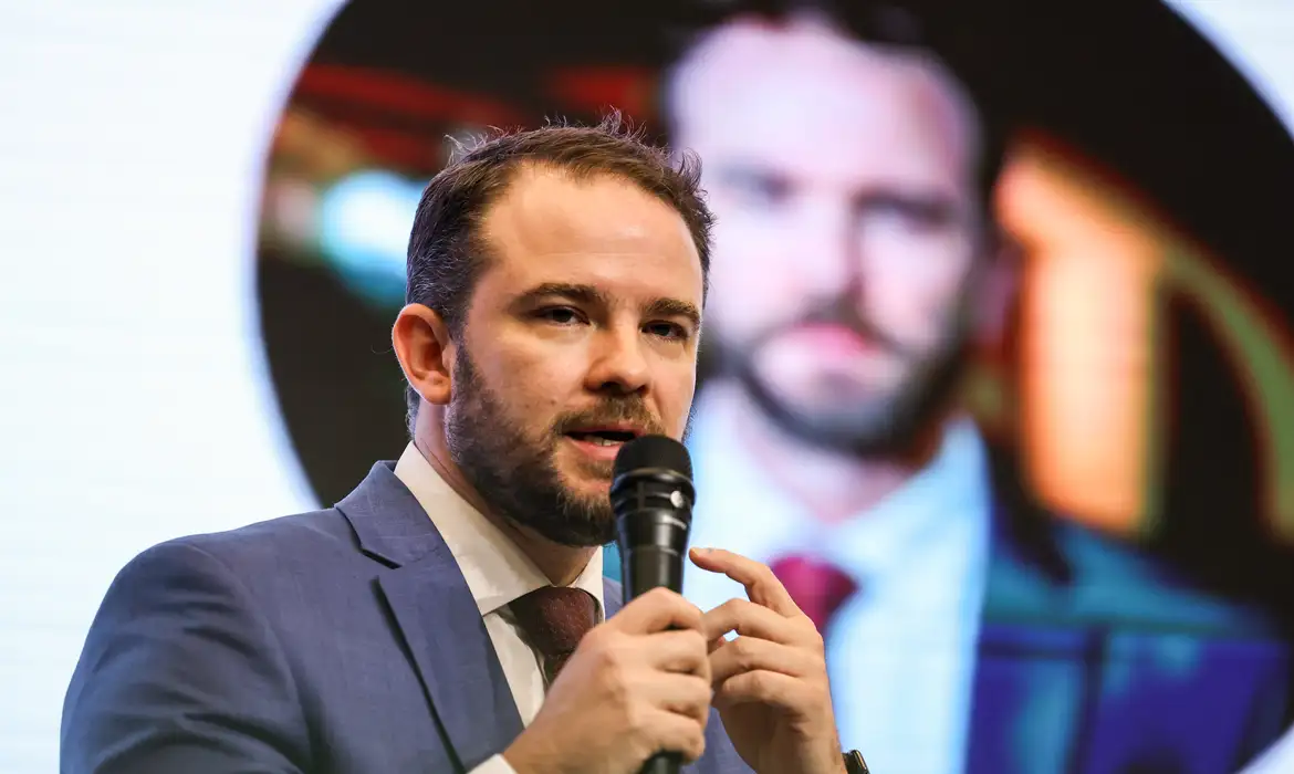 Durigan anunciou um bloqueio de R$ 1,6 bilhão no Orçamento de 2026