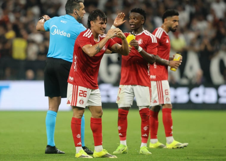 Bernabei, jogando de ala, fez o gol da vitória colorada