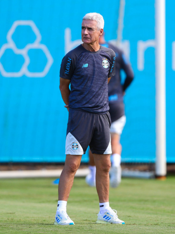 Castro não descarta ter time misto em estreia do Grêmio na Sul-Americana