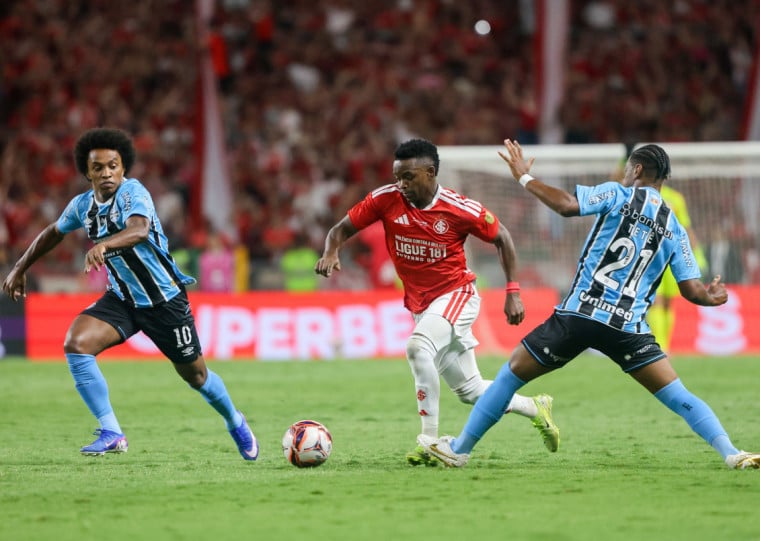 Equipes vivem momento semelhante na tabela e distinto dentro do campo