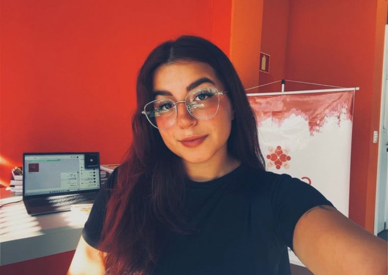 Iohana Ferreira atua como jovem multiplicadora, incentivando outros jovens, e também como colaboradora na biblioteca do Centro