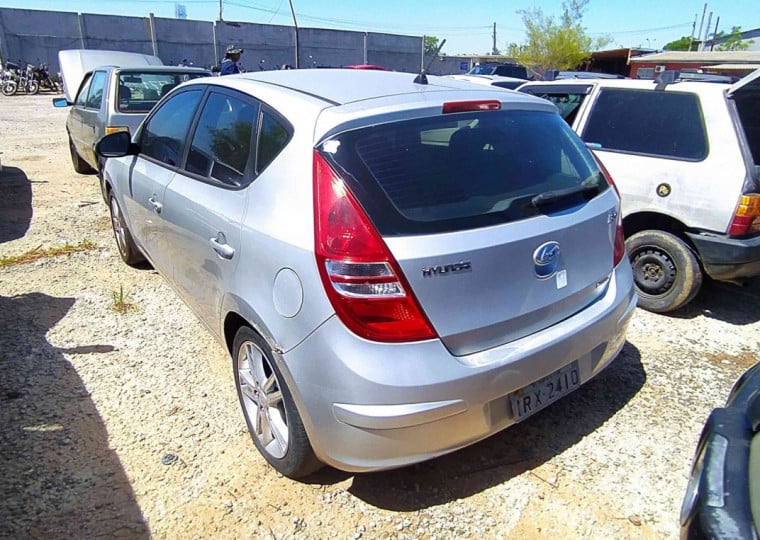 Serão ofertados centenas de motos e automóveis classificados como servíveis, inservíveis e sucatas, que atualmente estão depositados em Porto Alegre