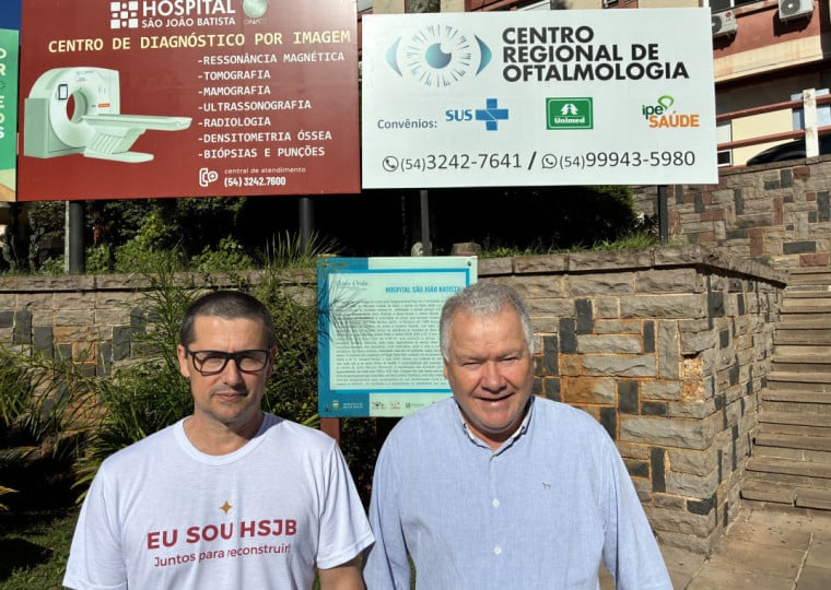Marcos Santori, administrador do Hospital São João Batista, e Fernando Lenzi, presidente da instituição celebram engajamento da comunidade
