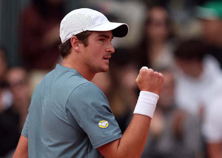 Brasileiro superou canadense por 2 sets a 0 e encara francês na próxima fase