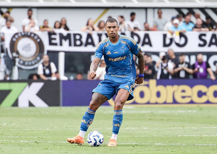 Volante foi afastado do Cruzeiro após críticas a colega