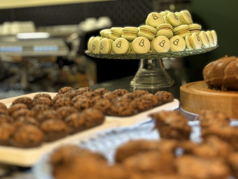 Macarons e brigadeiros produzidos empreendedoras parceiras<br />Foto: Gustavo Marchant/Especial/JC