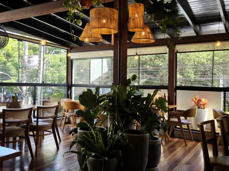 Tons de natureza, como verde, terracota e marrom, predominam a est&eacute;tica do ambiente<br />Foto: Gustavo Marchant/Especial/JC