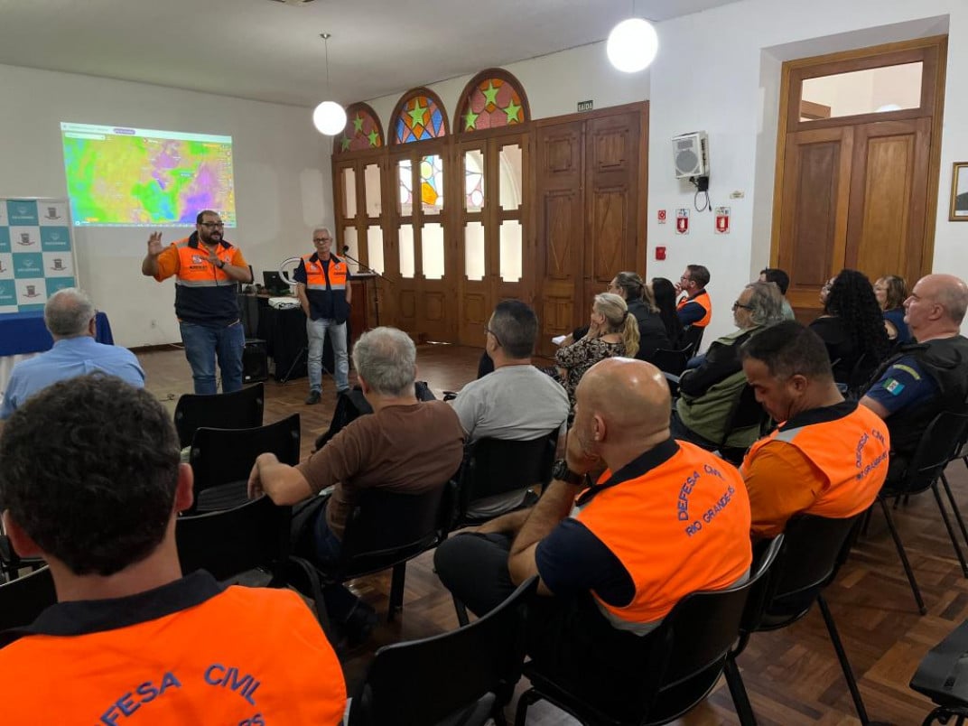 Recomenda&ccedil;&atilde;o foi feita por meteorologistas e Defesa Civil em reuni&atilde;o nesta ter&ccedil;a-feira | PREFEITURA DE RIO GRANDE/DIVULGA&Ccedil;&Atilde;O/CIDADES
