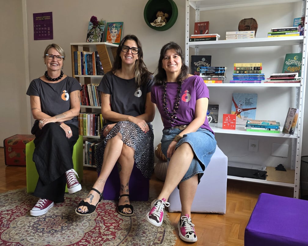 Deborah, Mariana e Priscila, empreendedoras do Clube Junt&ocirc;, na biblioteca do espa&ccedil;o | Isadora Jacoby/Especial/JC