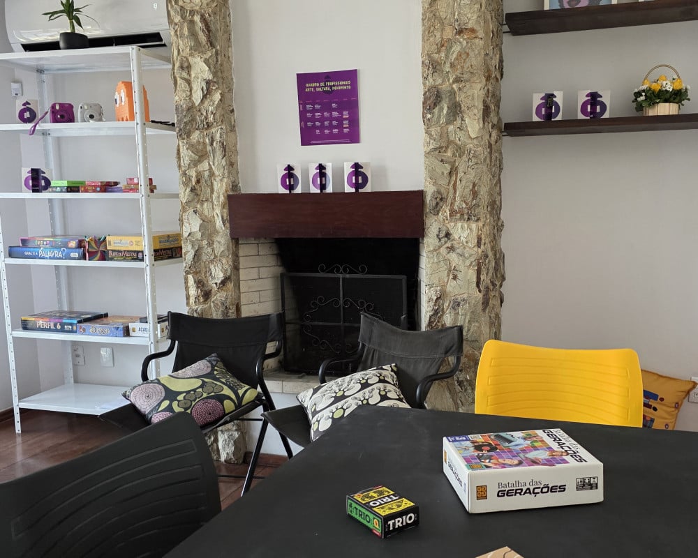 A sala de conviv&ecirc;ncia foi pensada para proporcionar momentos descontra&iacute;dos para os adolescentes | Isadora Jacoby/Especial/JC