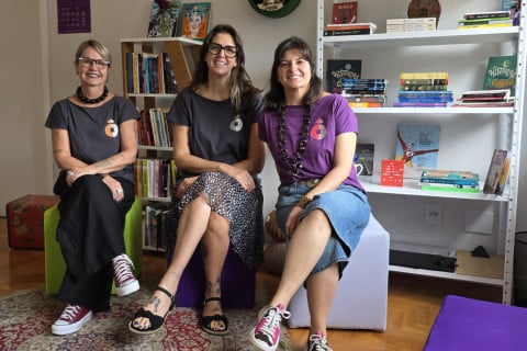 Deborah, Mariana e Priscila, empreendedoras do Clube Junt&ocirc;, na biblioteca do espa&ccedil;o
