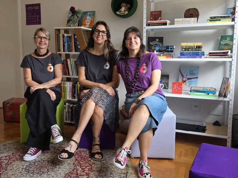 Deborah, Mariana e Priscila, empreendedoras do Clube Junt&ocirc;, na biblioteca do espa&ccedil;o<br />Foto: Isadora Jacoby/Especial/JC