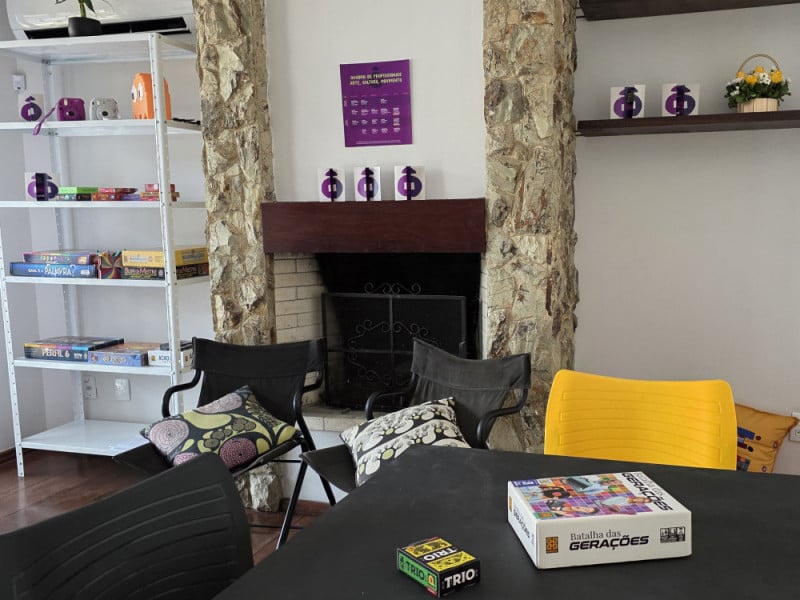 A sala de conviv&ecirc;ncia foi pensada para proporcionar momentos descontra&iacute;dos para os adolescentes<br />Foto: Isadora Jacoby/Especial/JC