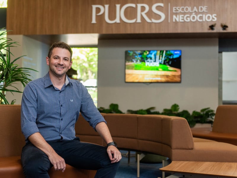 Lucas &eacute; professor da Escola de Neg&oacute;cios e do programa de P&oacute;s-Gradua&ccedil;&atilde;o em Administra&ccedil;&atilde;o da PUCRS<br />Foto: Giordano Toldo/Divulga&ccedil;&atilde;o/JC