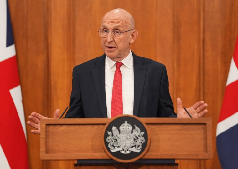 Secretário de Defesa britânico, John Haley, disse que embarcações russas se retiraram após a operação