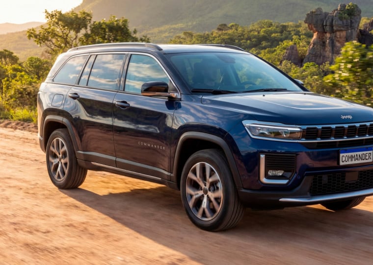 Externamente, o Jeep recebeu o acabamento light bar em piano black em todas as versões