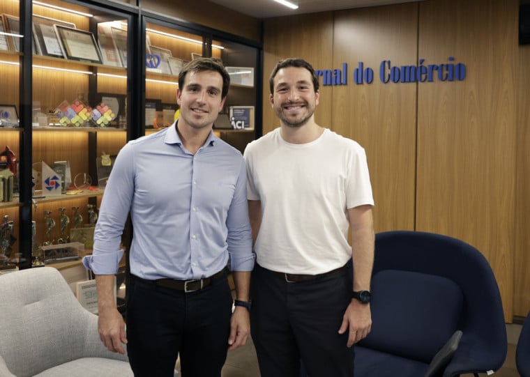 Diretor da Sementes Neg&oacute;cios, Pablo de Bustillo (d) foi rebecido pelo diretor-presidente do JC Giovanni Jarros Tumelero