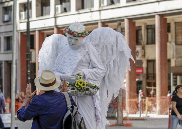 pg3 Estátua viva de anjo na Rua da Praia