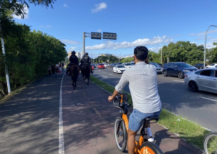Cavalos da Brigada Militar circulam pela ciclovia em Porto Alegre