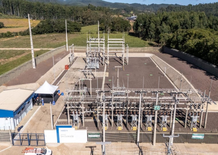 O projeto inclui a implantação de mais de 30 quilômetros de rede de alta tensão (69 kV), interligando a Subestação Camaquã 3 à nova estrutura em Cerro Grande do Sul