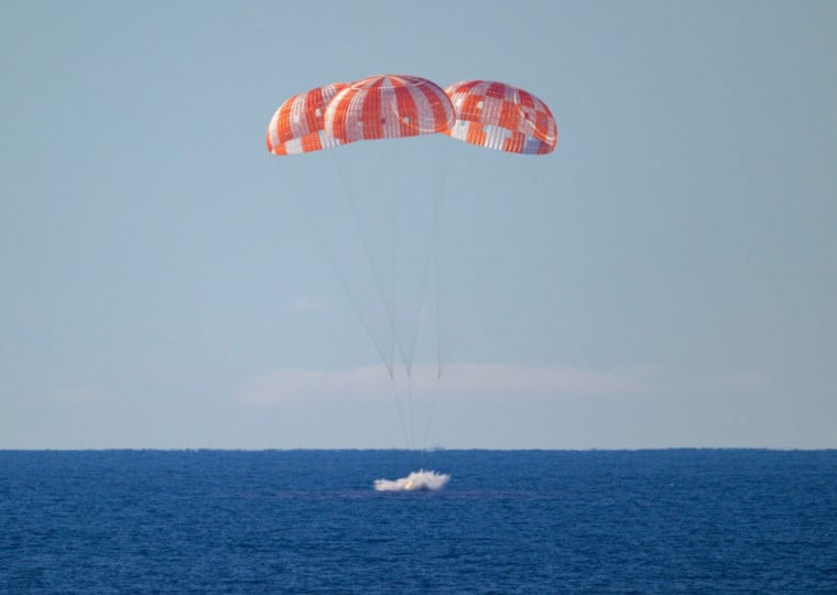A nave Orion da NASA, com os astronautas Reid Wiseman, Victor Glover, Christina Koch e Jeremy Hansen, amerissou no Oceano Pacífico após missão Artemis II