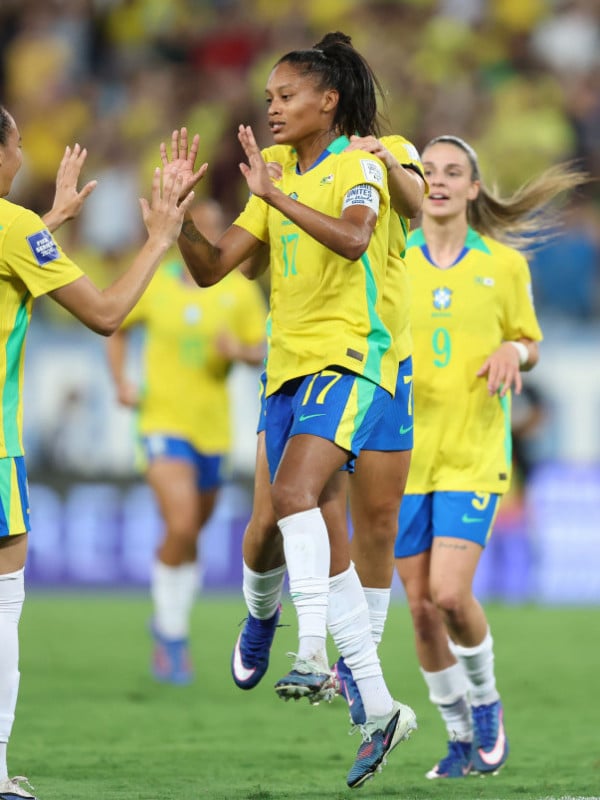 Seleção brasileira feminina goleia Coreia do Sul por 5 a 1 na estreia na Fifa Series