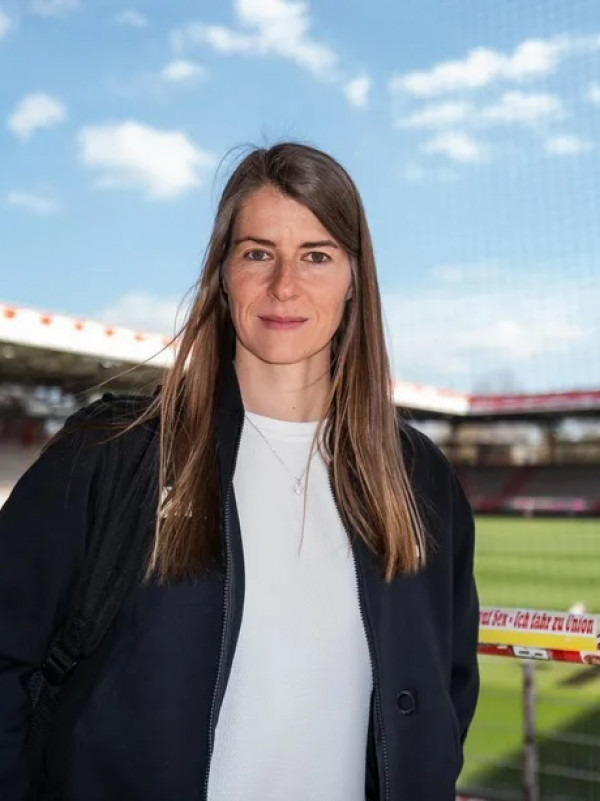 Ex-jogadora vira 1ª mulher a treinar um time nas grandes ligas europeias