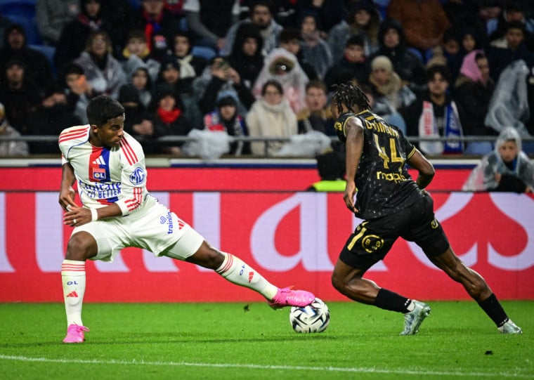 Brasileiro respondeu no campo as críticas do técnico Paulo Fonseca