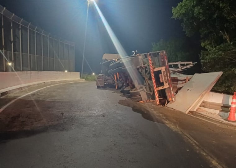 Carga de caminhão próximo à Estação Petrobras danificou a rede aérea de energia