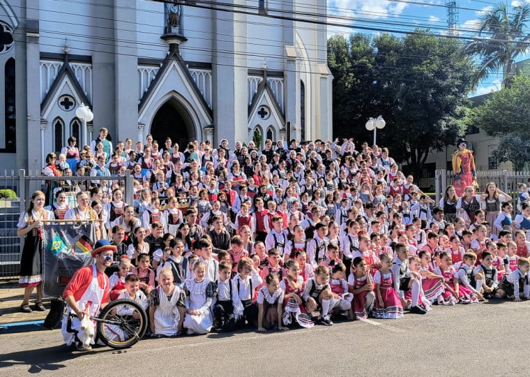 pg3 Mostra Jovem de Danças Alemãs e o 5º Encontro Infanto-Juvenil, promoção do Grupo de Danças Helmuth Kuhn. de Arroio do Meio