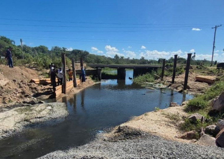 Desde a enchente de 2024, o acesso à colônia é feito sobre uma ponte provisória