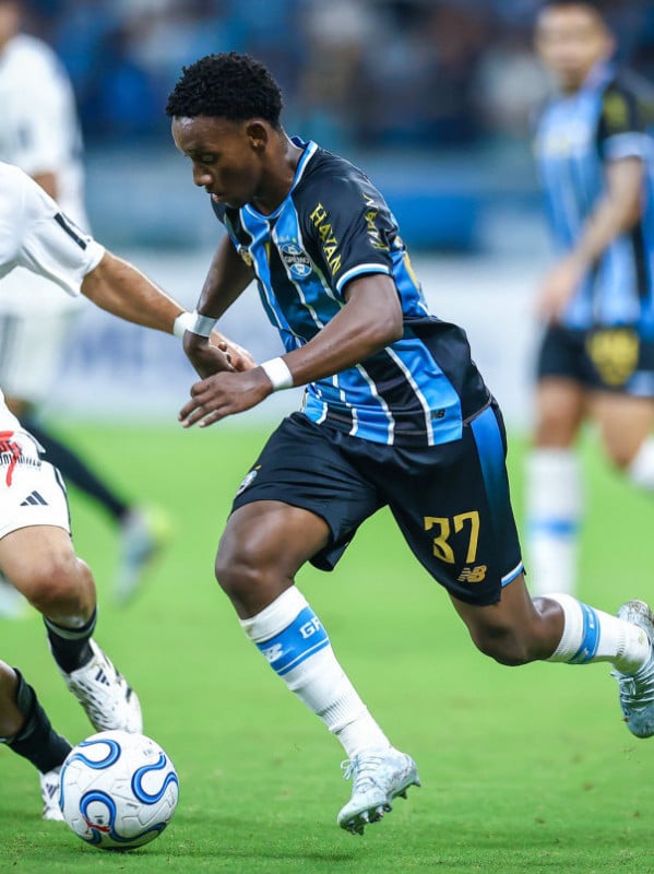 Com uma menos, Grêmio quebra jejum e vence Deportivo Riestra pela Sul-Americana
