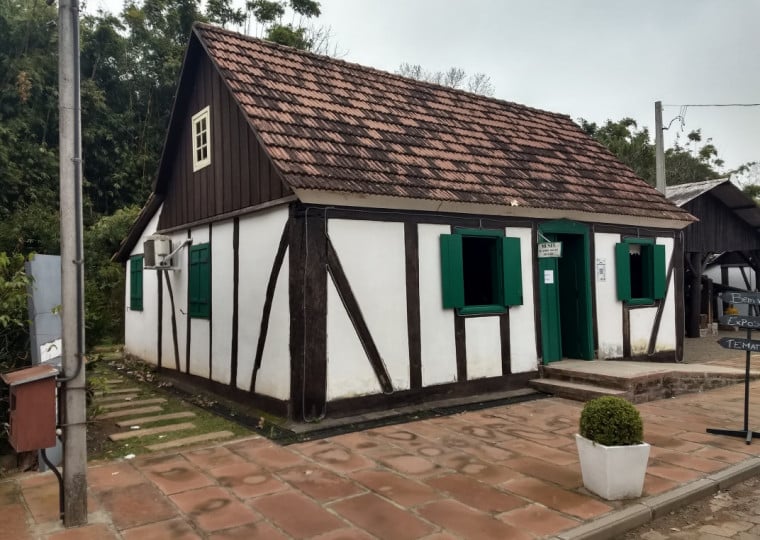 Levantamento realizado por especialistas aponta cerca de 120 edificações que utilizam a técnica dos imigrantes alemães