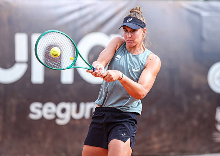 Bia venceu por 2 sets a 0 com parciais de 6/4 e 7/6 (7/3)