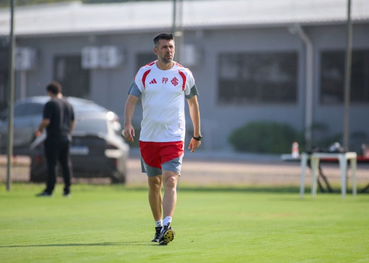 Treinador pode utilizar Allex na lateral novamente